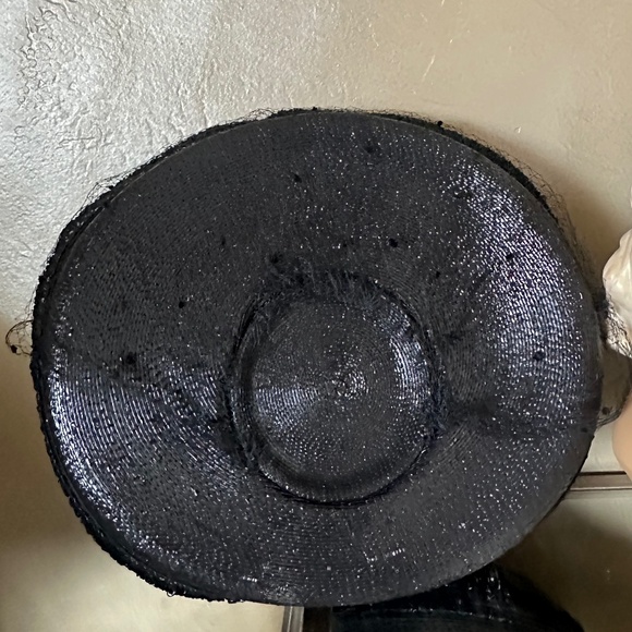 MAGNIFICENT 1950s' BLACK STRAW CARTWHEEL HAT WIITH FULL DOTTED VEIL - Picture 10 of 13